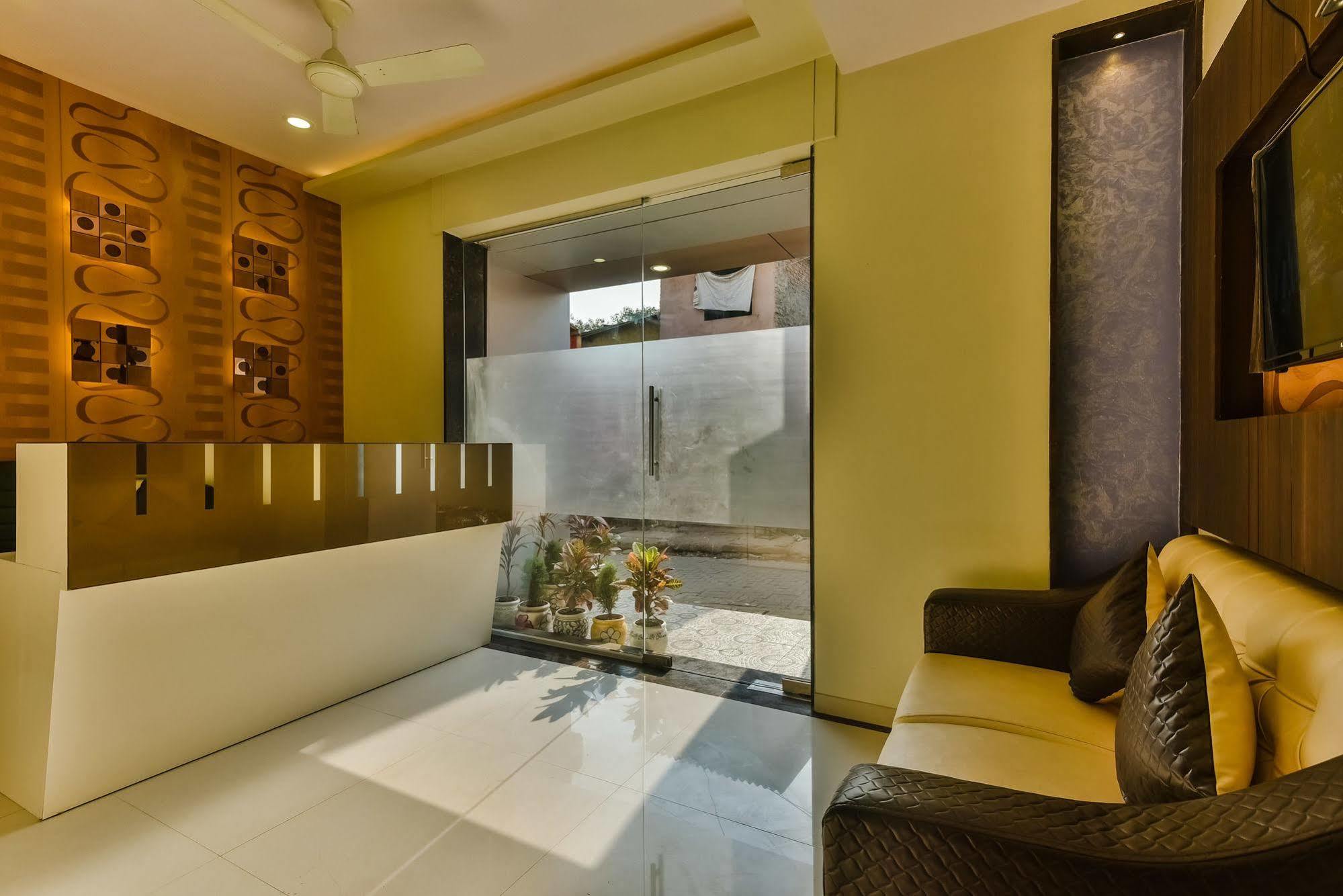 מומביי Hygienic Hotel Liberty Plaza מראה חיצוני תמונה