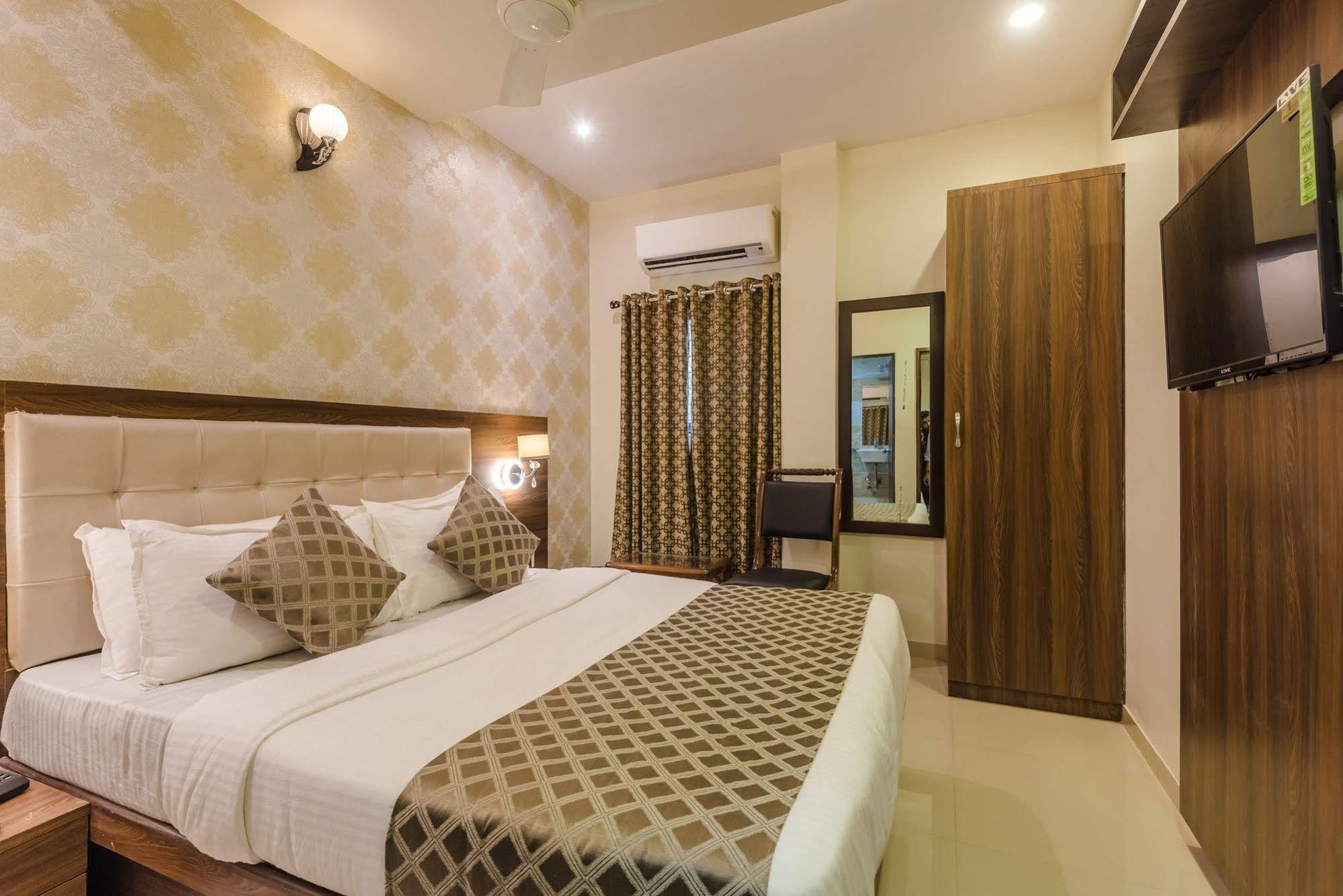 מומביי Hygienic Hotel Liberty Plaza מראה חיצוני תמונה