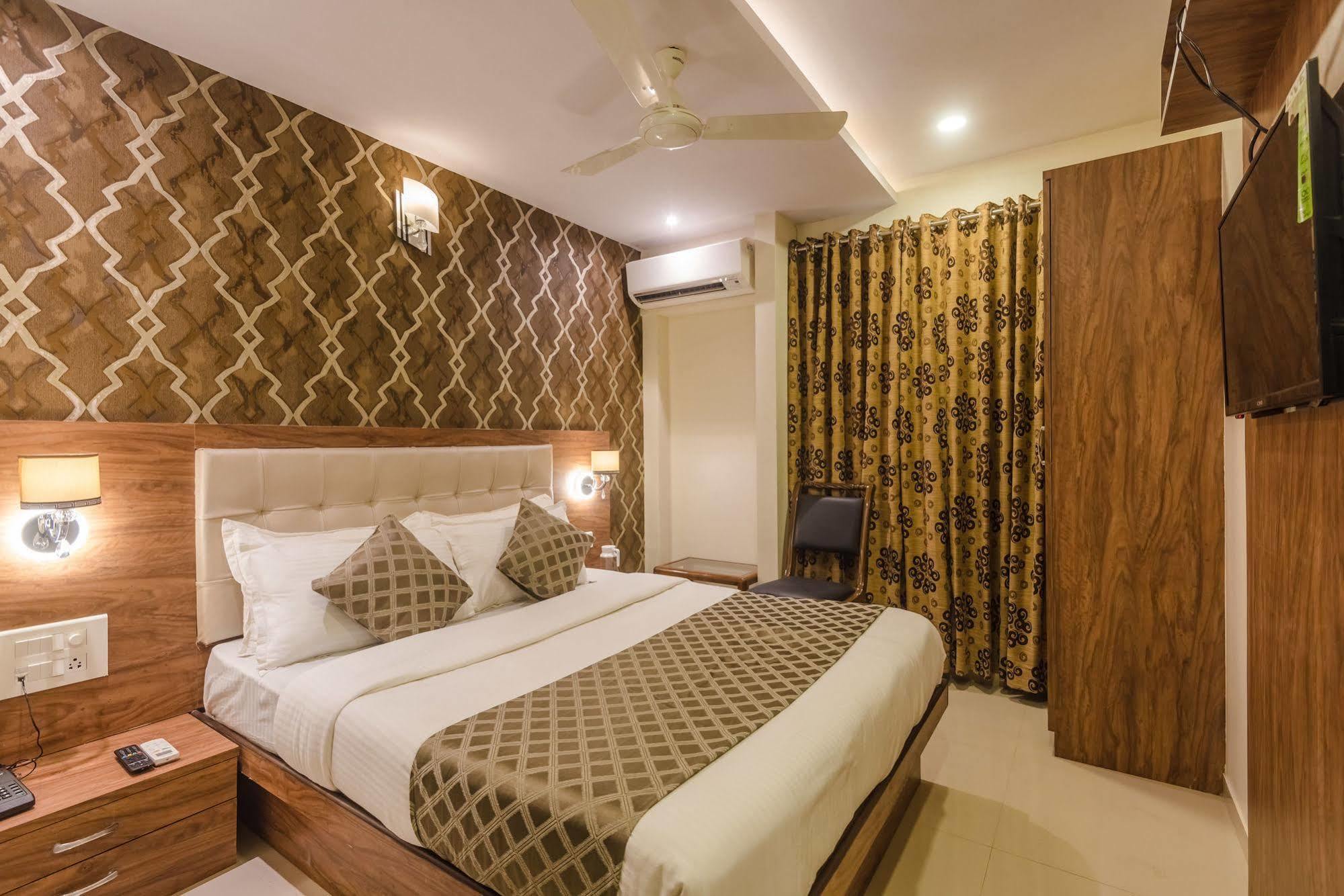 מומביי Hygienic Hotel Liberty Plaza מראה חיצוני תמונה